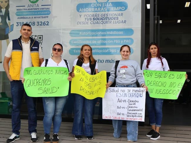 Plantón en las afueras de laa EPS SOS; la Perosonería de Pereira intervino (foto: Nidia Monsalve)