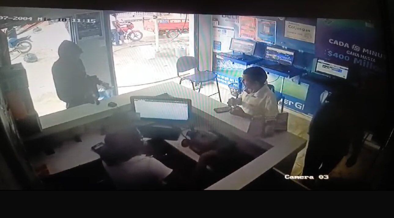 Momentos antes de que una trabajadora de la empresa fuera asesinada en el Cesar