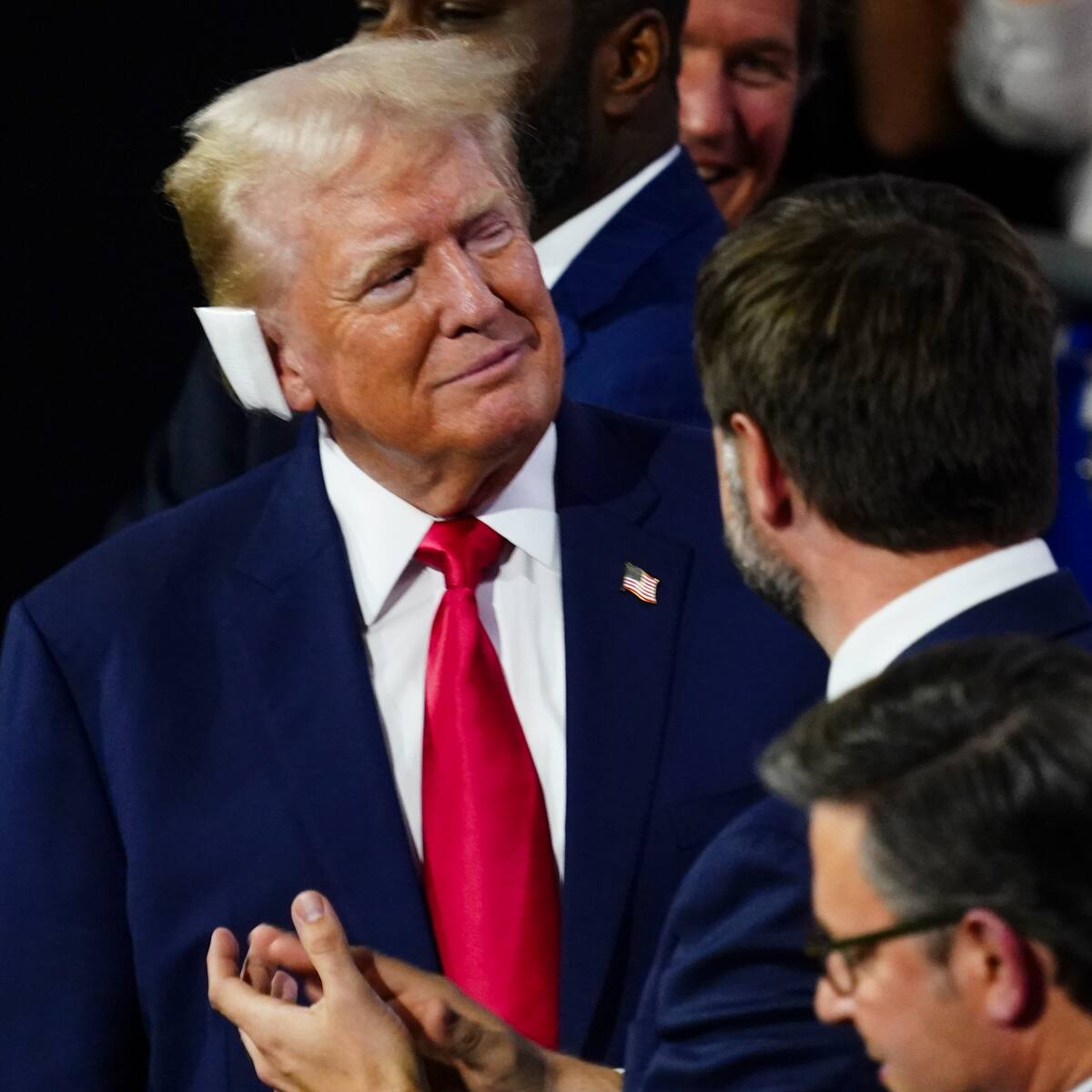Trump reaparece con la oreja vendada ante los republicanos en Milwaukee