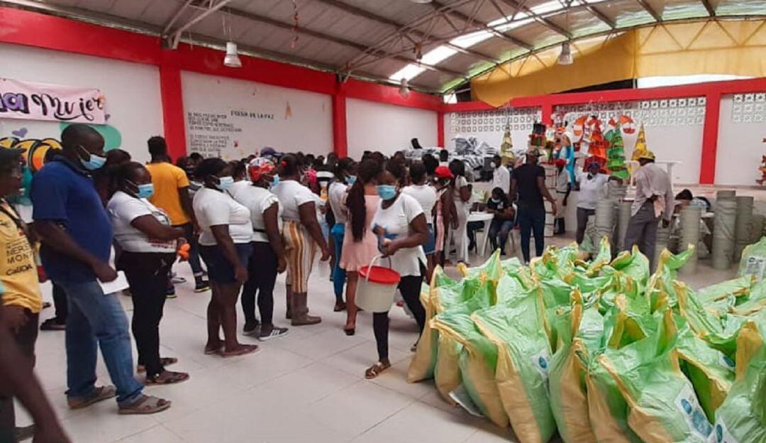 Entrega de alimentos y kit de aseo