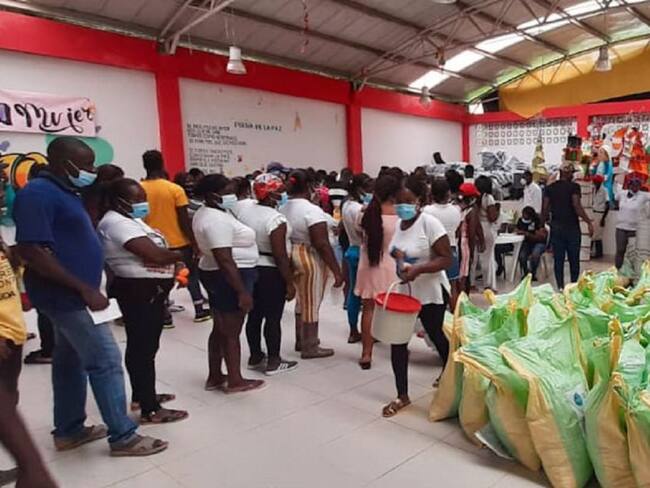 Entrega de alimentos y kit de aseo