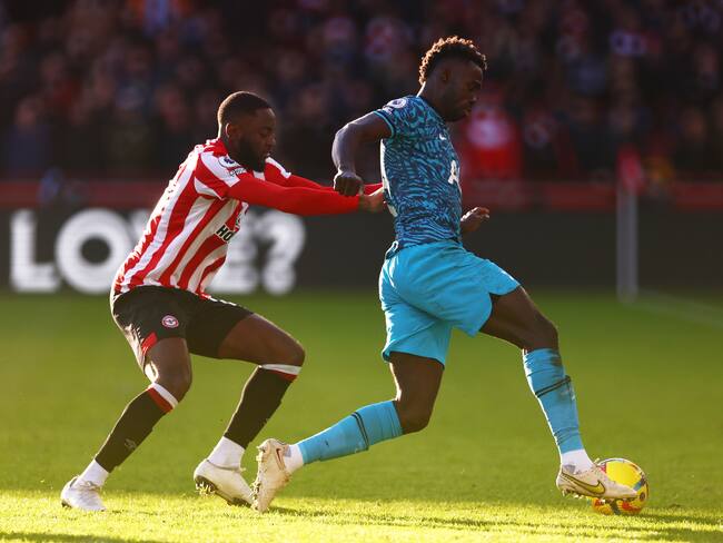 Dávinson Sánchez durante los últimos minutos del partido ante el Brentford. (Photo by Clive Rose/Getty Images)