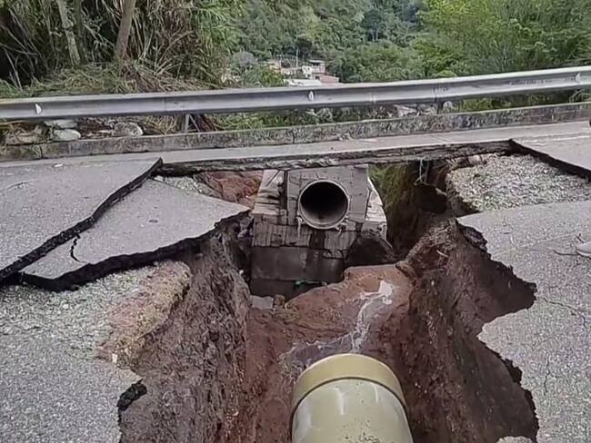 Tubería estalló en el norte de Bucaramanga y afectó un tramo de vía