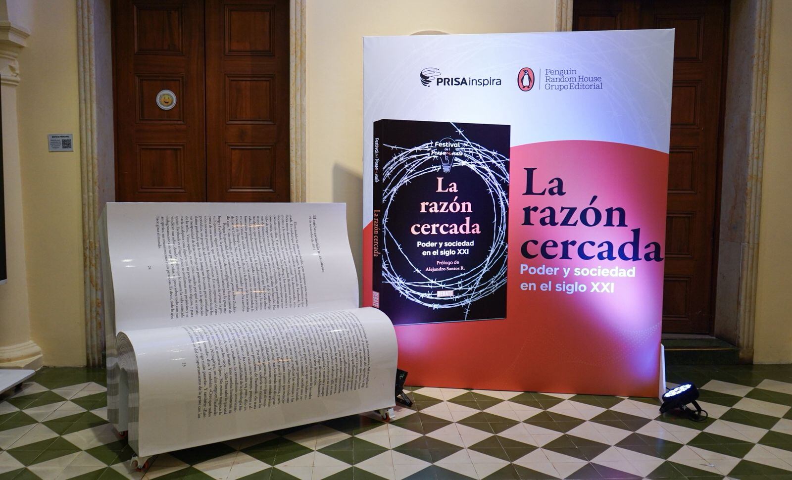 Lanzamiento oficial de "La Razón Cercada" en el Gimnasio Moderno: la obra de Prisa Media que compila las voces y el pensamiento crítico del Festival del Pensamiento 2025.| Foto: Caracol Radio