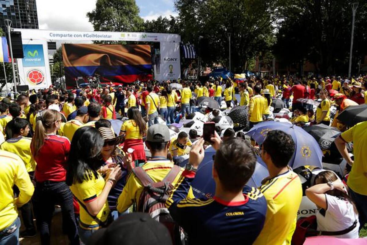 Millones de colombianos se acercan a las pantallas gigantes dispuestas en las principales ciudades del país.