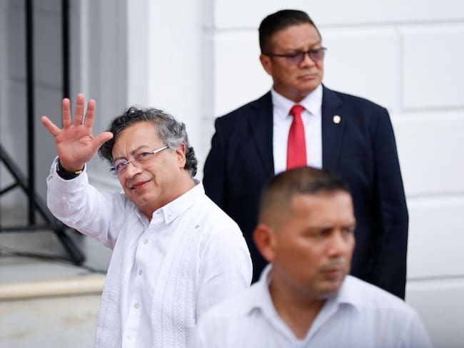 AME3430. CIUDAD DE PANAMÁ (PANAMÁ), 28/03/2025.- El presidente de Colombia, Gustavo Petro, saluda a su llegada al palacio presidencial este viernes, en Ciudad de Panamá (Panamá). El presidente de Panamá, José Raúl Mulino, recibió a su homólogo colombiano, en el palacio presidencial, donde mantendrán una reunión para tratar temas que afectan a los dos países como migración, narcotráfico, seguridad o la interconexión energética. EFE/ Bienvenido Velasco