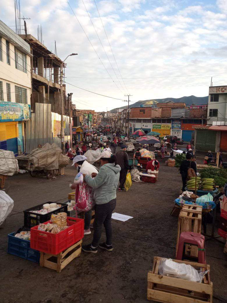 Vendedores en el exterior de la Plaza de mercado El Potrerillo en Pasto | Foto: Cortesía.