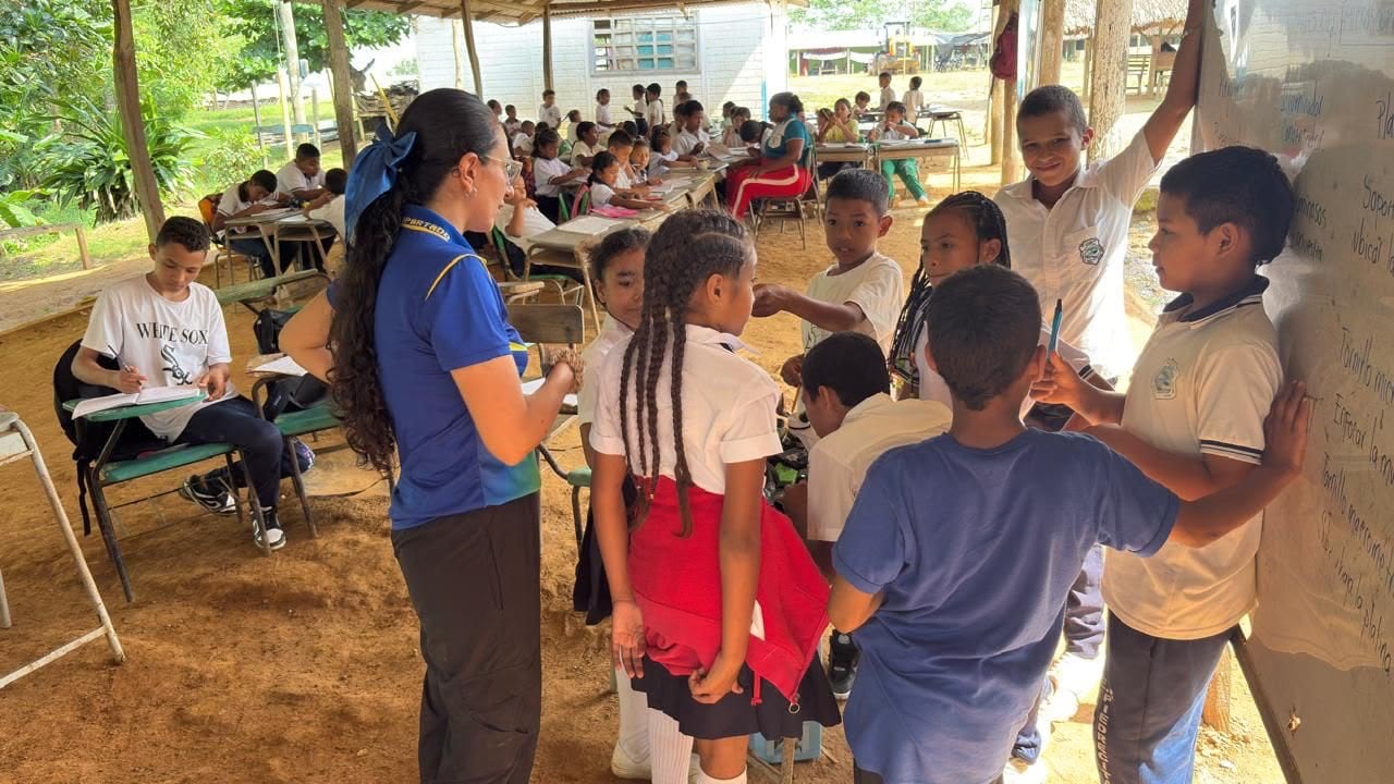 La escuela es el lugar donde se fortalecen habilidades emocionales, sociales y de convivencia, y donde se ejercen derechos relacionados con la protección, la nutrición, la participación y el desarrollo de la personalidad y las capacidades, según UNICEF. | Foto: Enseña por Colombia