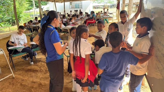 La escuela es el lugar donde se fortalecen habilidades emocionales, sociales y de convivencia, y donde se ejercen derechos relacionados con la protección, la nutrición, la participación y el desarrollo de la personalidad y las capacidades, según UNICEF. | Foto: Enseña por Colombia