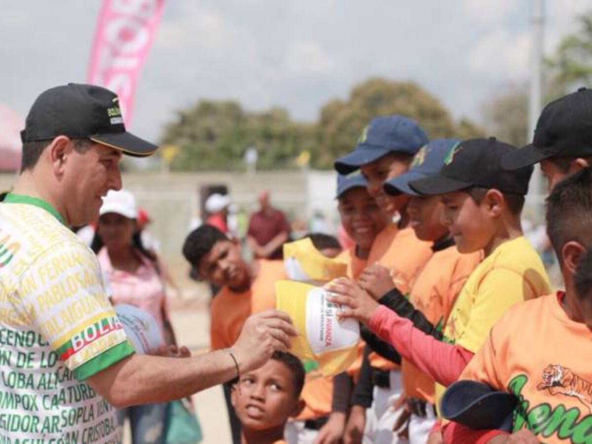Se inaugura estadio de béisbol en San Estanislao de Kotska