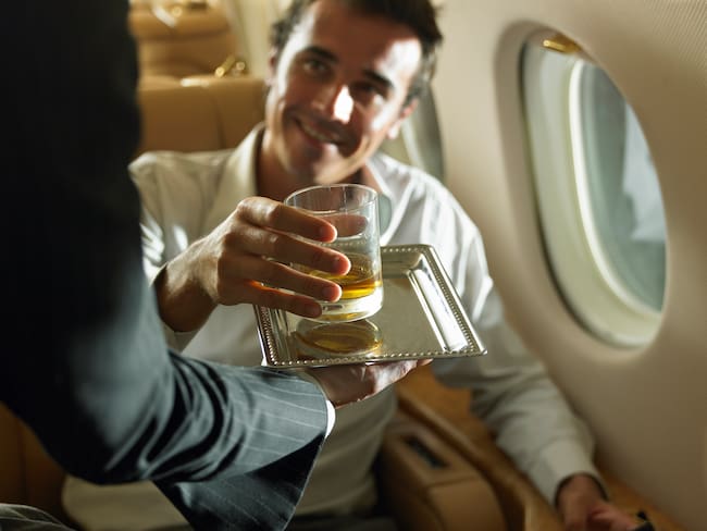 Imagen de referencia sobre consumo de alcohol en un avión. / Foto: Getty Images