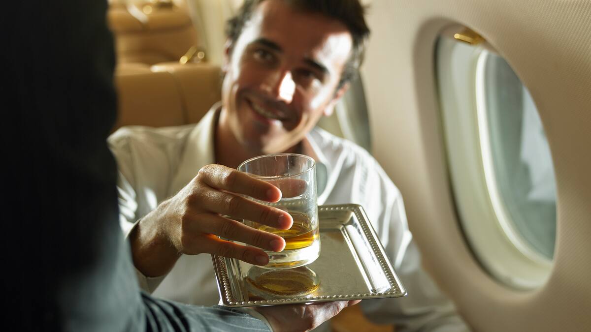 Científicos alemanes recomiendan no consumir alcohol durante un viaje en avión ¿Por qué?