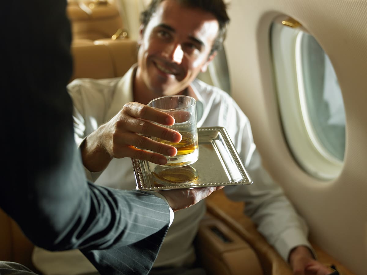 Científicos alemanes recomiendan no consumir alcohol durante un viaje en avión ¿Por qué?
