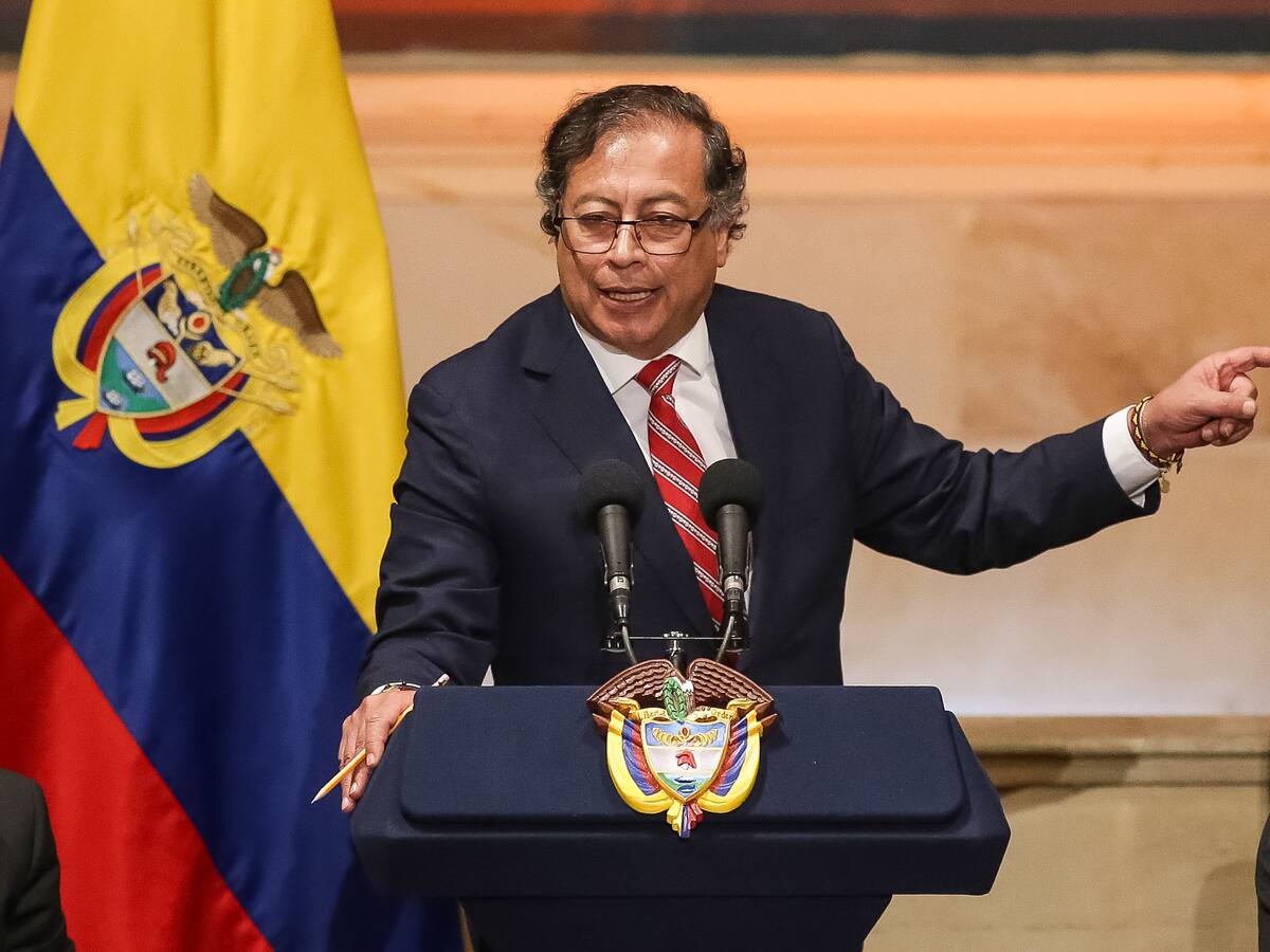 Ministros pidieron renuncia protocolaria a viceministros y directores por orden de Petro