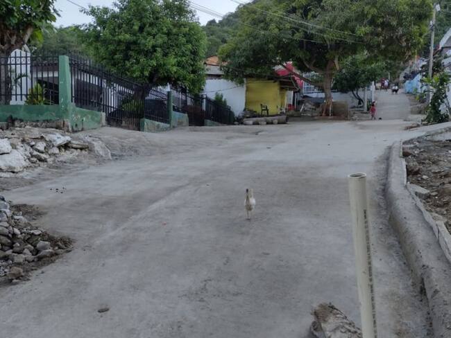 En Cartagena comunidad pavimenta su calle con recursos propios