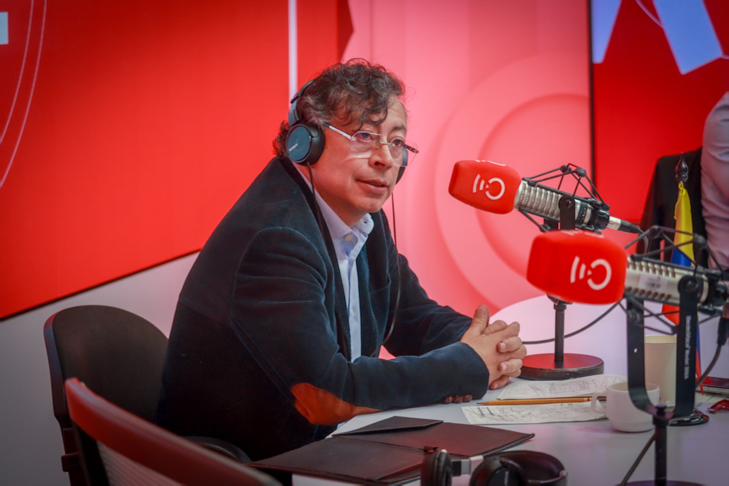 Gustavo Petro entrevista en Caracol Radio