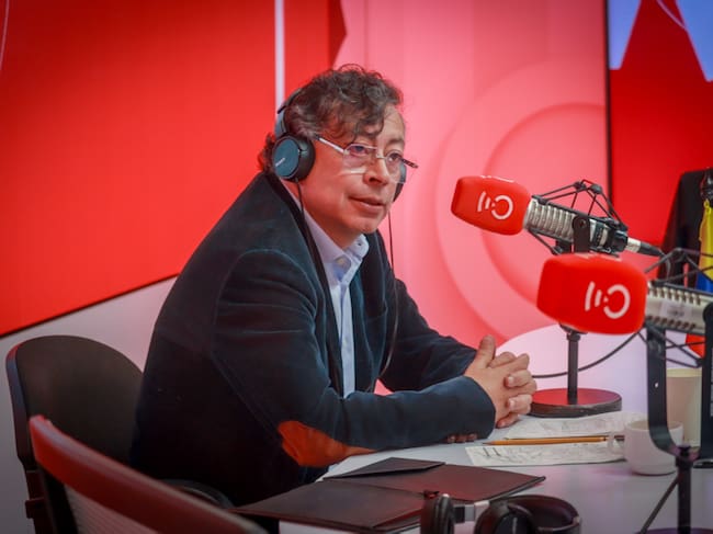 Gustavo Petro entrevista en Caracol Radio