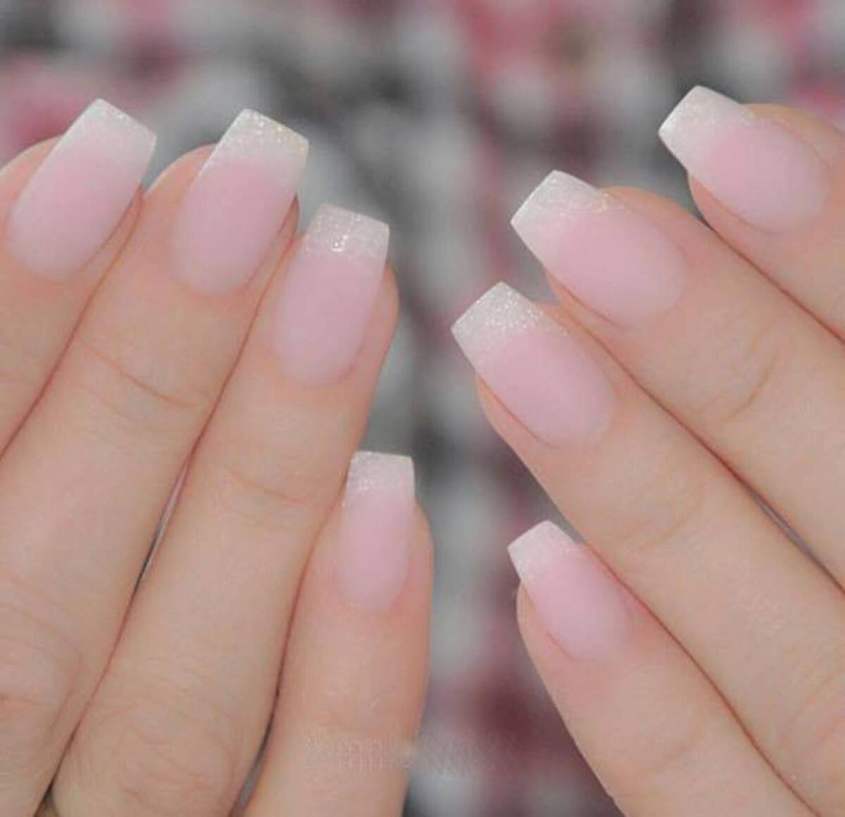 Esmalte permanente: lo que muchas desean un esmalta que no se caiga muy rápido, pues este esmalta dura aproximadamente tres semanas. 