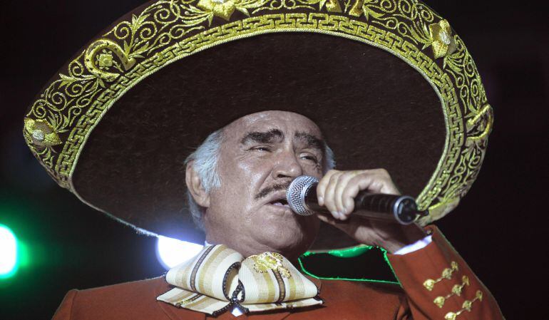 Las polémicas fotos de Vicente Fernández con una jovencita