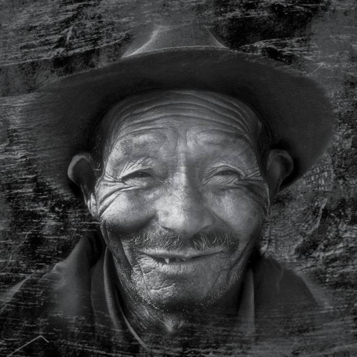 Exposición fotográfica en Iza, Boyacá, en homenaje al adulto mayor