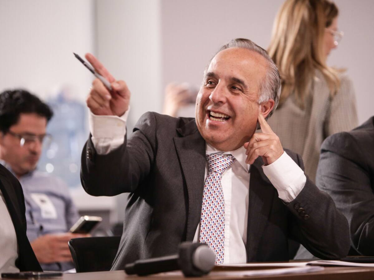 Así titularía el ministro de Transporte la noticia de la crisis de Viva Air