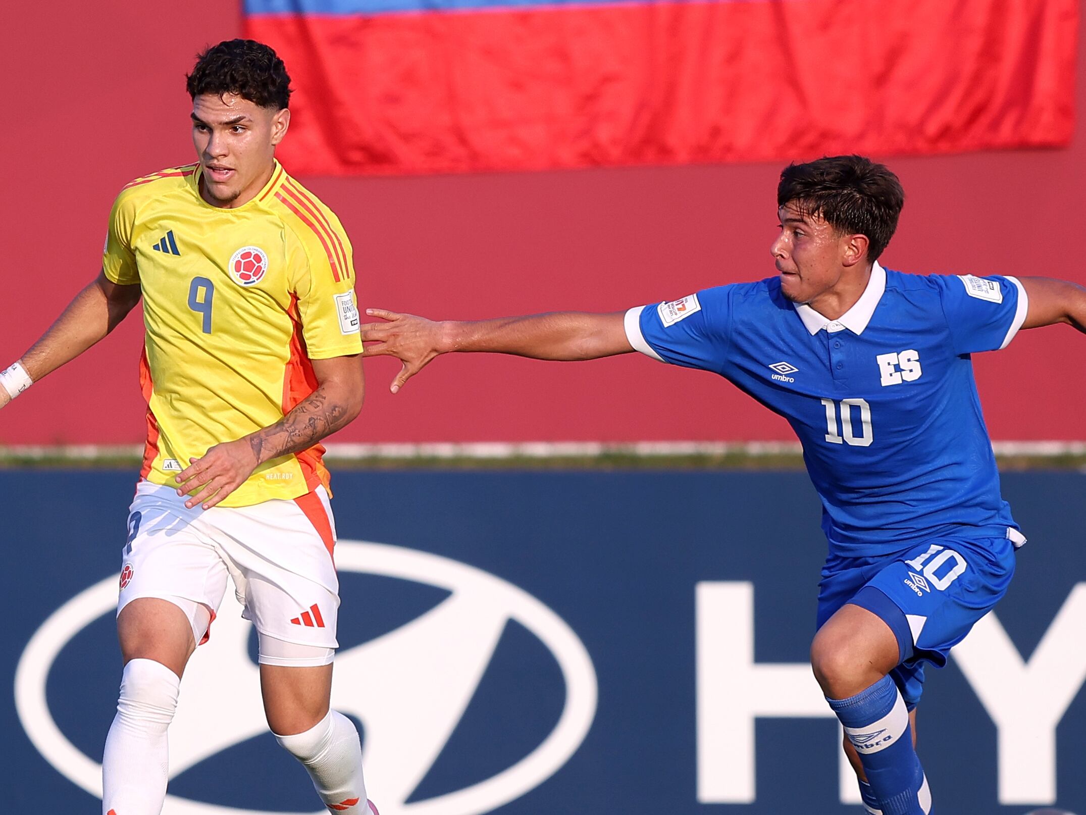 Santiago Londoño jugador de Colombia y Anthony Umanzor futbolista de El Salvador en el Mundial Sub-17 / Getty Images