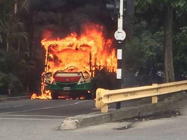 Incineran un bus de Coonatra en el occidente de Medellín