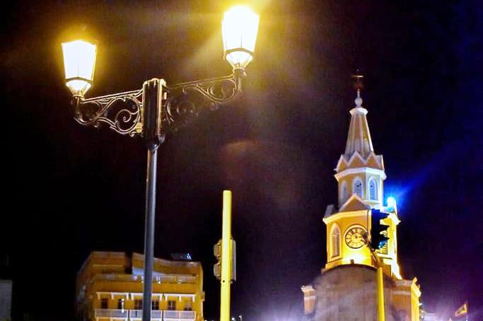 Camellón de los Mártires, con alumbrado público renovado