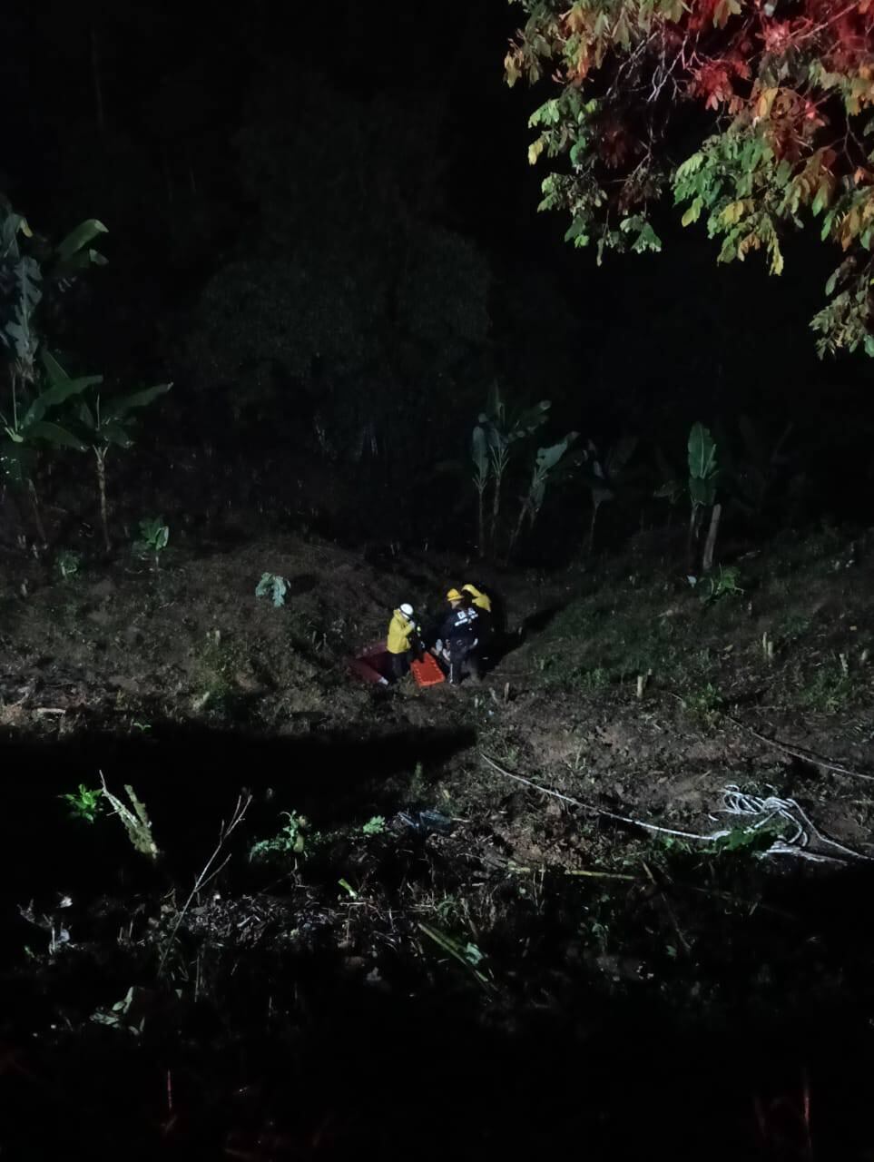 Integrantes de bomberos del municipio de Risaralda rescatando el cuerpo del ocupante que se movilizaba en el yip. Foto: Cuerpo de Bomberos Voluntarios de Risaralda.