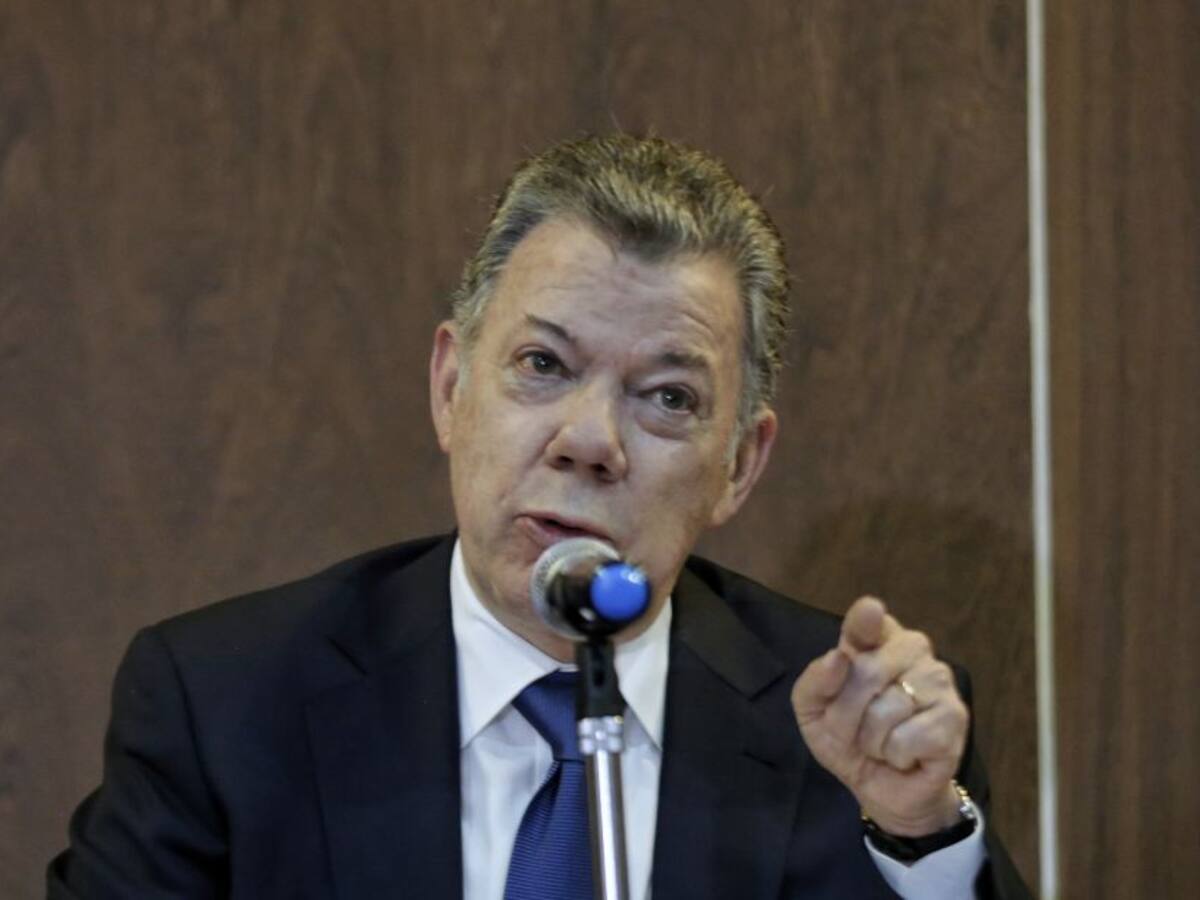 Los jóvenes deben ir a las calles y exigir implementar la paz: Santos