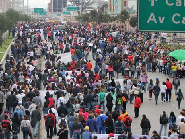 Protesta de profesores tiene bloqueada la Calle 26 en Bogotá