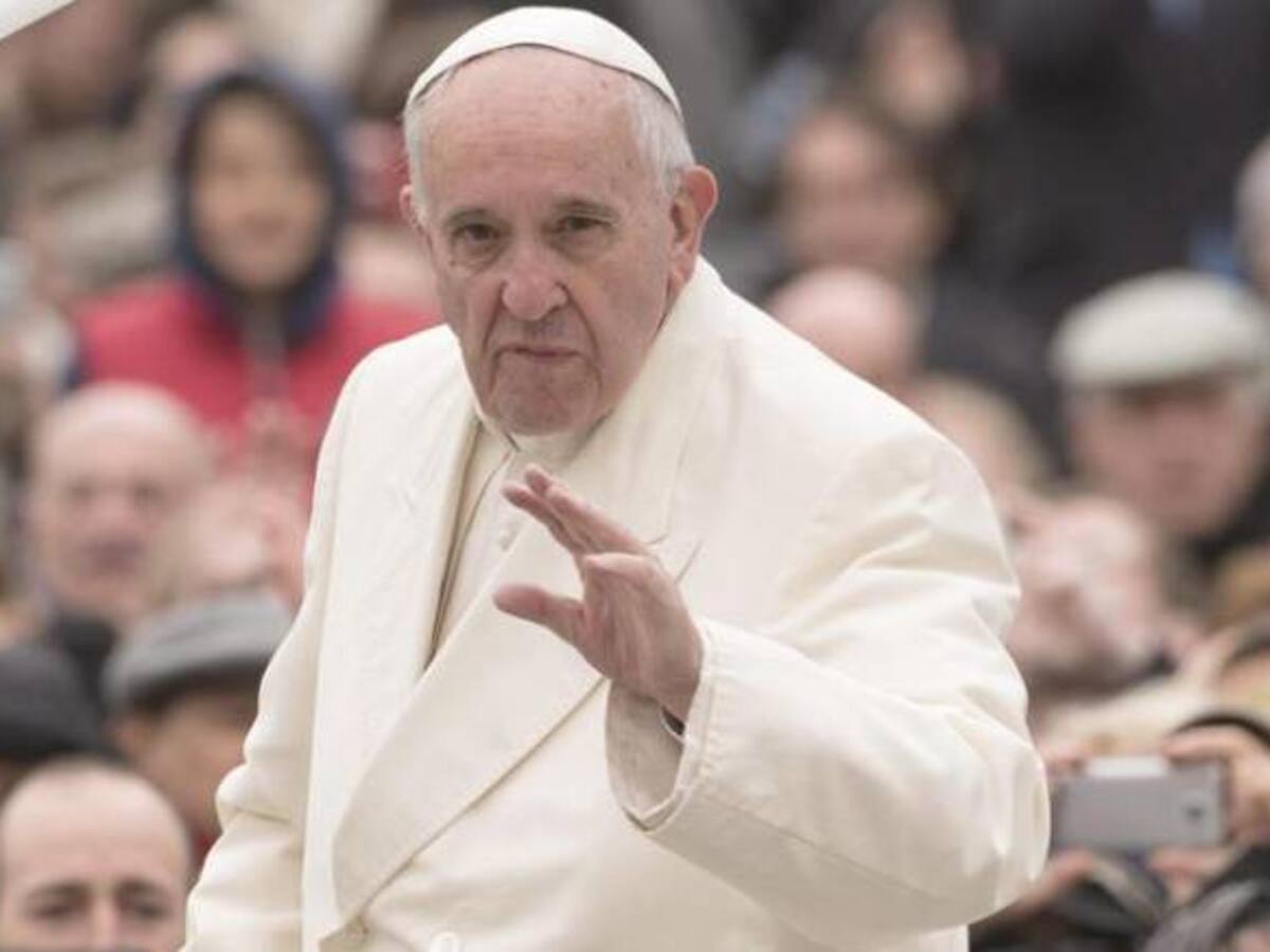 El papa recibe el premio Carlomagno para animar a Europa a obrar por la paz