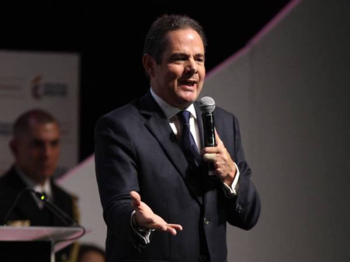 Por encima de la lealtad con el Gobierno, está la lealtad con el país, dice Vargas Lleras