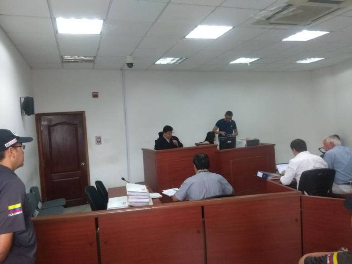 Juez dice que con dineros de Triple A habrían financiado campañas