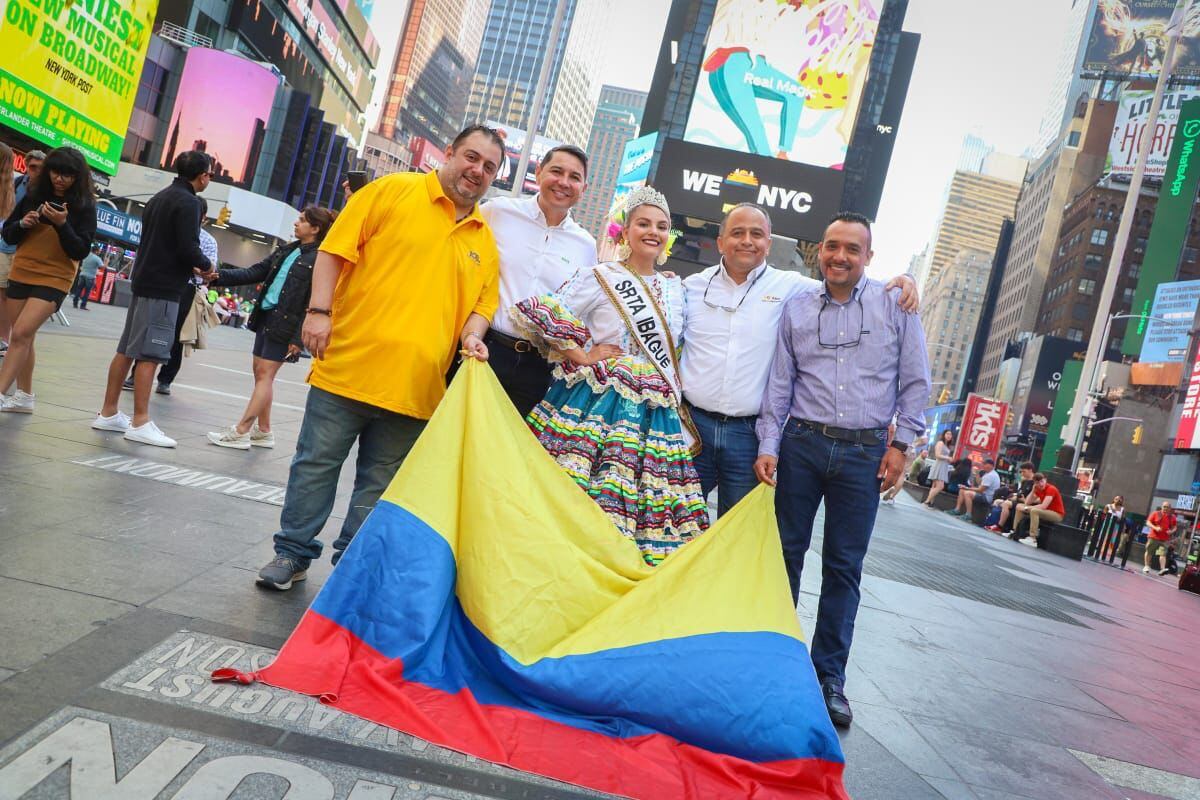 MIembros de la Cámara de Comercio de Ibagué y el alcalde de la capital del Tolima, Andrés Hurtado