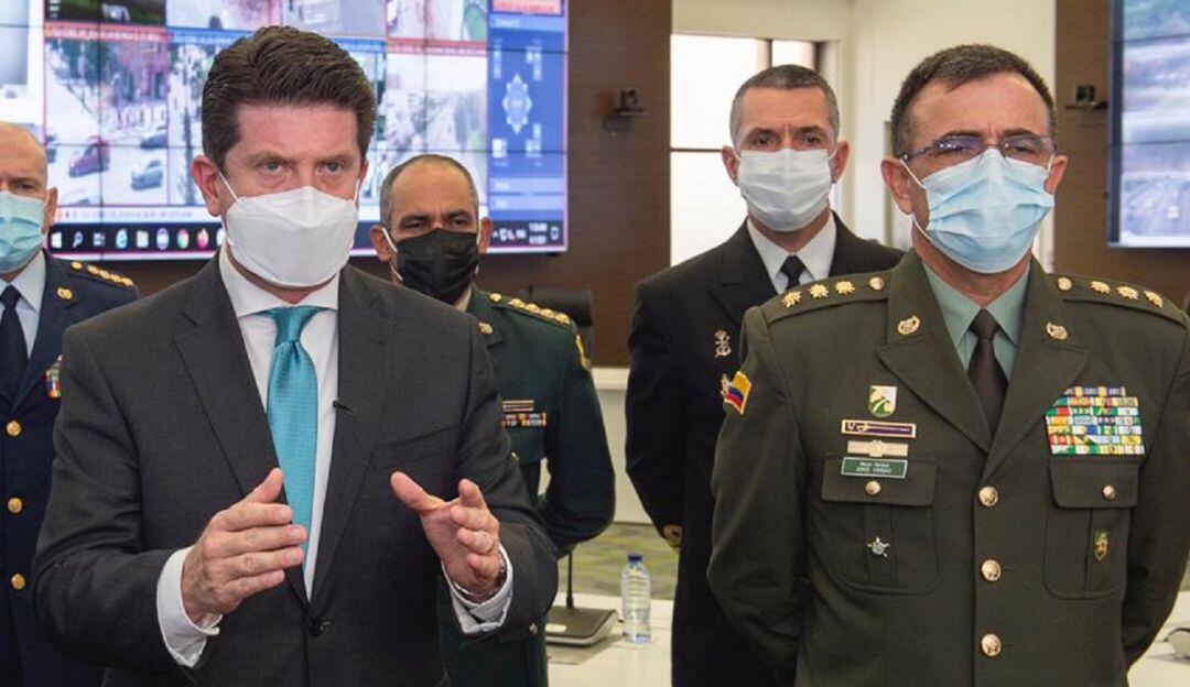 Ministro Diego Molano (centro) junto al director de la Policía, general Jorge Luis Vargas (derecha).