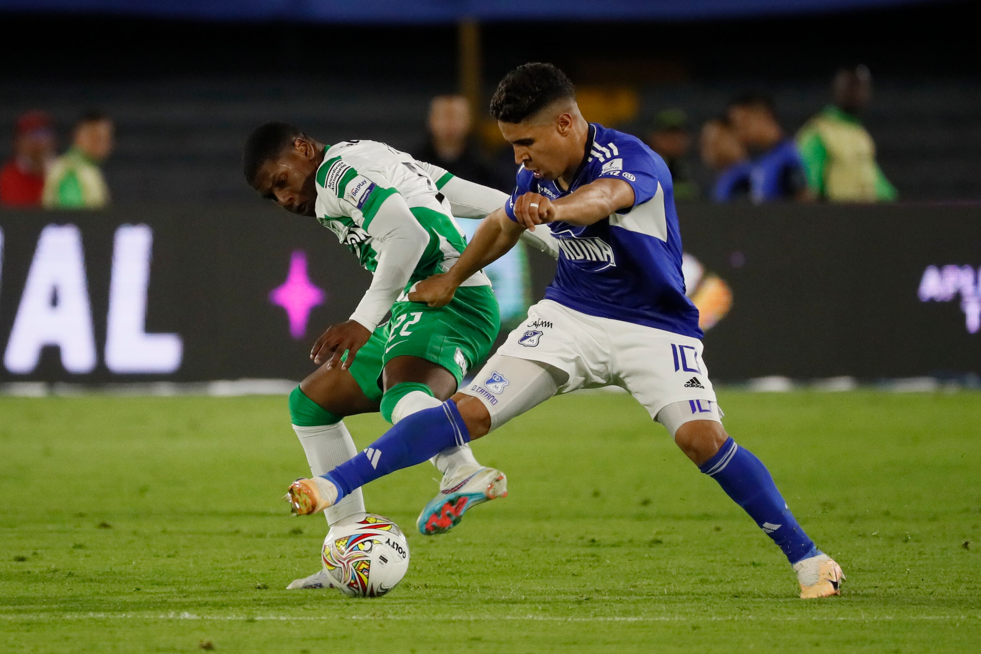 AMDEP2951. BOGOTÁ (COLOMBIA), 15/11/2023.- Daniel Cataño (d) de Millonarios disputa el balón con Oscar Perea de Nacional hoy, en el partido de ida de la final la Copa Colombia ante Atlético Nacional en el estadio El Campín en Bogotá (Colombia). EFE/ Carlos Ortega