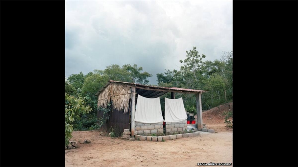 El presidente Peña Nieto dice que el futuro de México depende de la reforma educativa, pero algunos sindicatos consideran que es injusto someter a exámenes a los maestros, porque carecen de las más básicas herramientas e infraestructura para enseñar, como se observa en este aula de una escuela primaria en Michoacán.