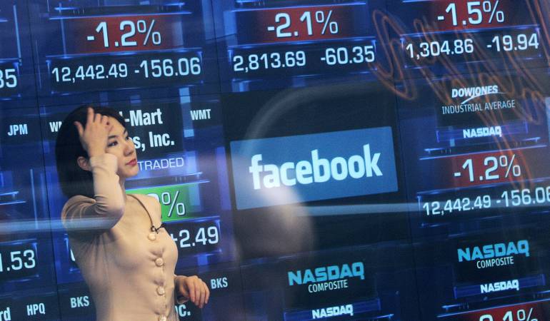 Caída de Facebook en la bolsa de valores. 