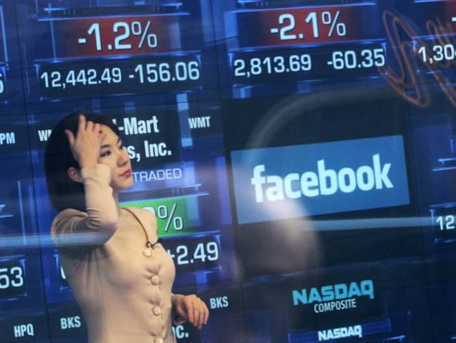 Caída de Facebook en la bolsa de valores. 