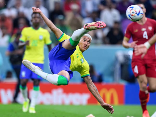 Richarlison al momento del gol ante Serbia en el debut de Brasil en el Mundial  (Photo by Markus Gilliar - GES Sportfoto/Getty Images)