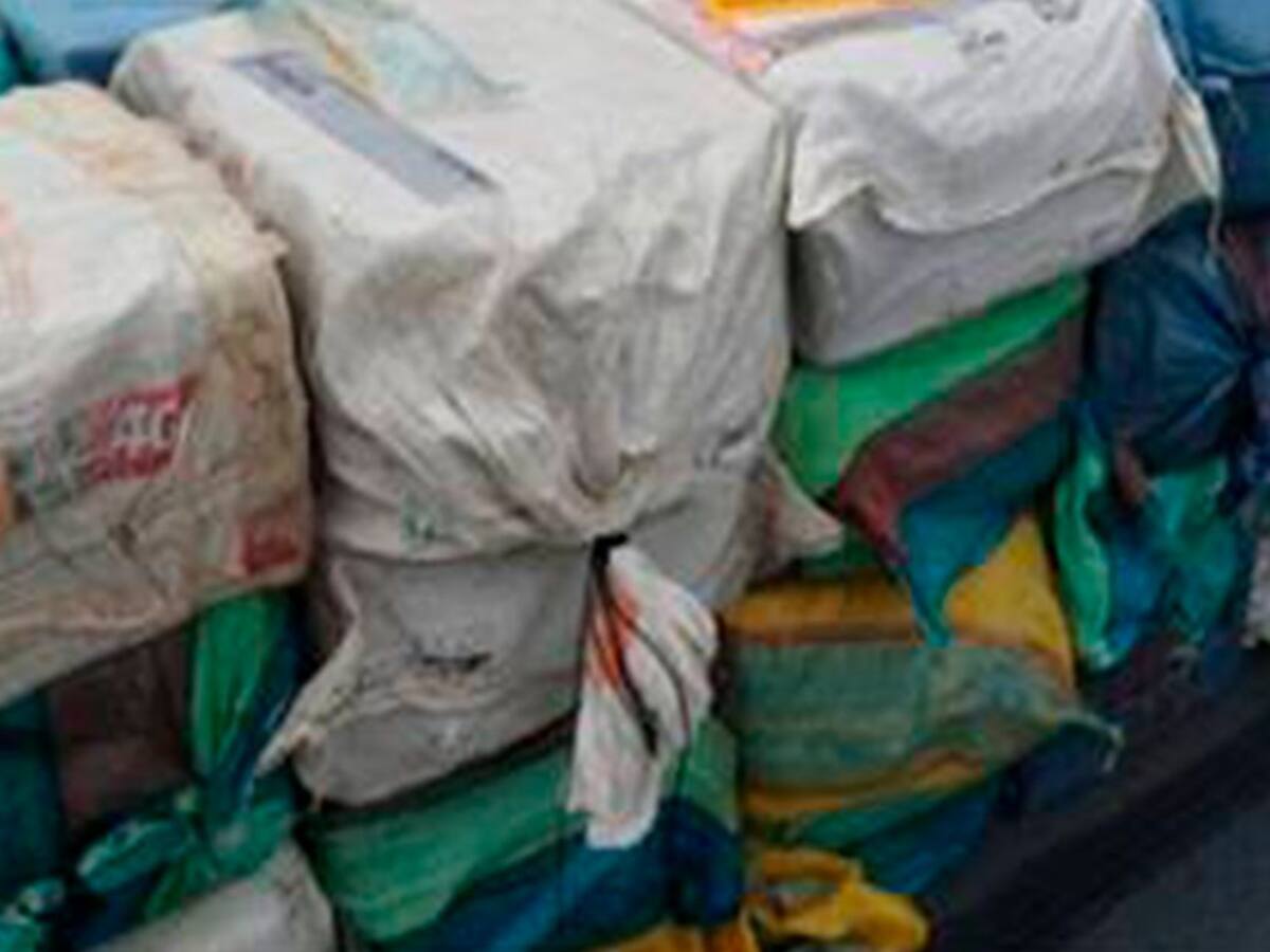 Incautan 270 kilos de base de coca que venían camuflados en un tractocamión