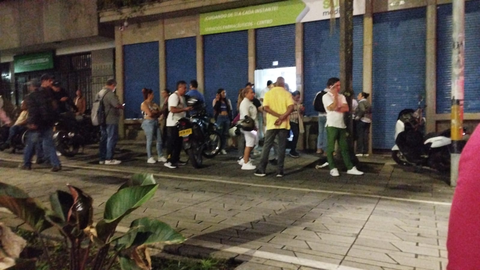 Hasta altas horas de la noche, docentes esperan su turno para recibir sus medicamentos en el día del maestro. Foto: Caracol Radio.