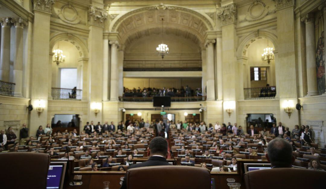 Uribe insiste en propuesta para reducir el Congreso y despierta polémica