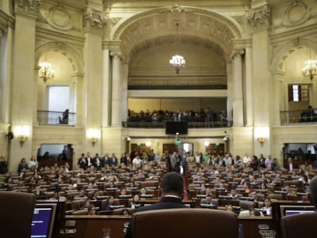 Uribe insiste en propuesta para reducir el Congreso y despierta polémica
