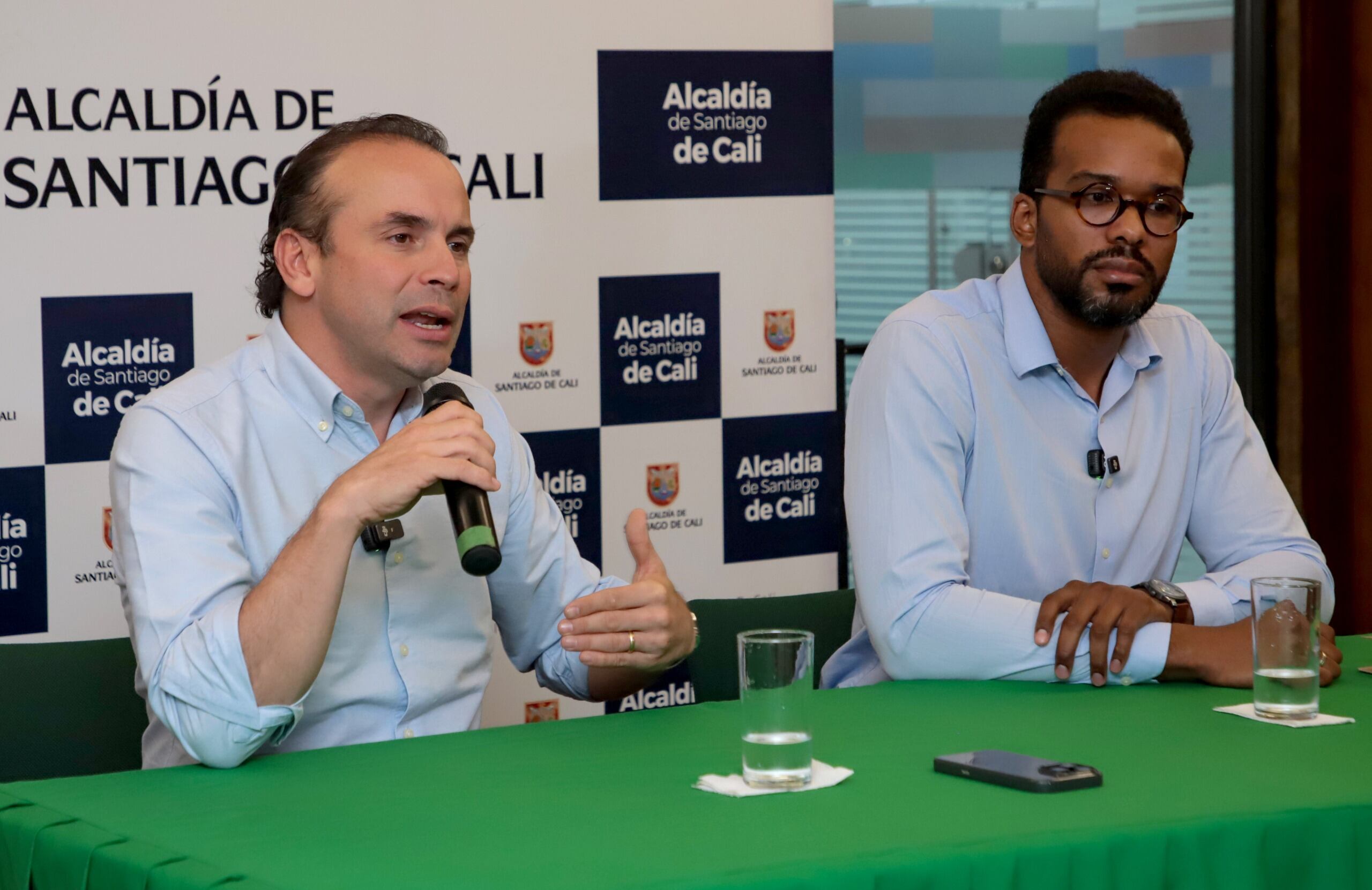 Alcalde Alejandro Eder y Jhon Quinchua director de Hacienda de Cali / Foto: Alcaldía
