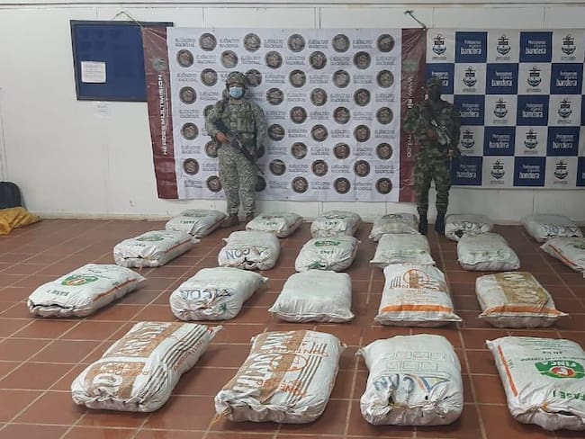 Las tropas de la Armada encontraron en la lancha 704 kilogramos de pasta base de coca. 