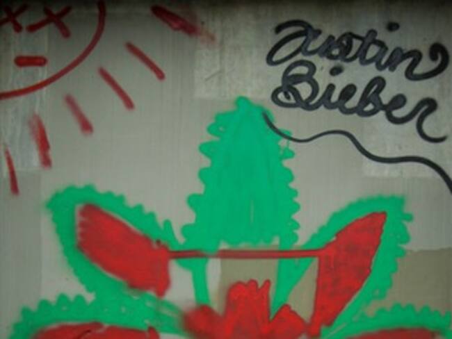 Justin Bieber también causó polémica con un graffiti en Brasil
