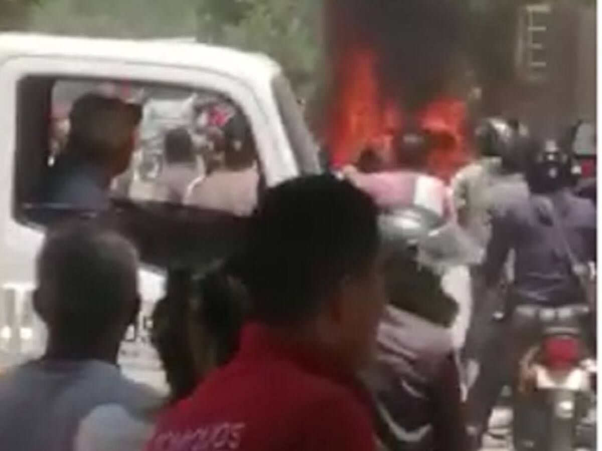 Vehículo se incendió en plena vía pública de Canapote en Cartagena