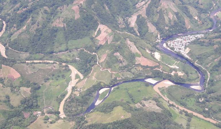 Río Catatumbo afectado por la mancha de crudo.